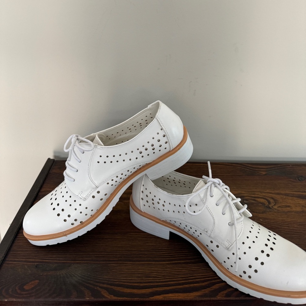 Prima Donna White Perforated Flats